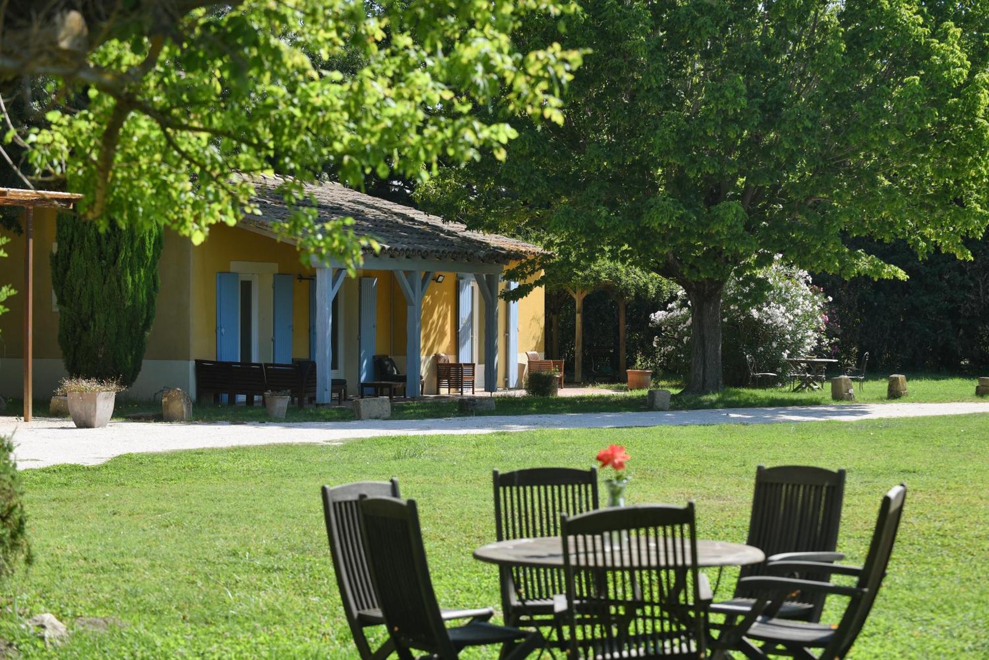 Le Mas Soli - Gites Et Reception Caderousse Exterior photo